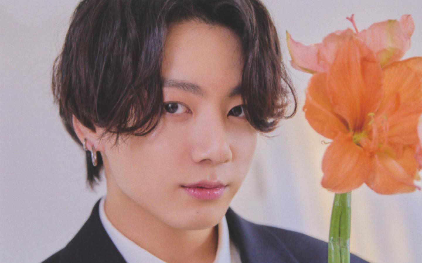 “Em út vàng” Jungkook (BTS) chính thức tốt nghiệp Đại học với thành tích khủng, nhận cả bằng khen của Tổng thống!