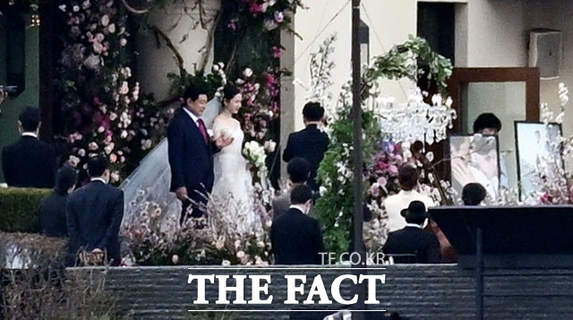 Toàn cảnh siêu đám cưới Hyun Bin và Son Ye Jin: Cô dâu bật khóc thề nguyện, Yoona và dàn sao khủng chụp ảnh kỷ niệm, Song Joong Ki và dàn siêu xe chiếm spotlight - Ảnh 10.