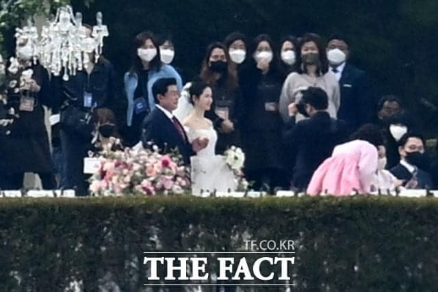 Toàn cảnh siêu đám cưới Hyun Bin và Son Ye Jin: Cô dâu bật khóc thề nguyện, Yoona và dàn sao khủng chụp ảnh kỷ niệm, Song Joong Ki và dàn siêu xe chiếm spotlight - Ảnh 33.