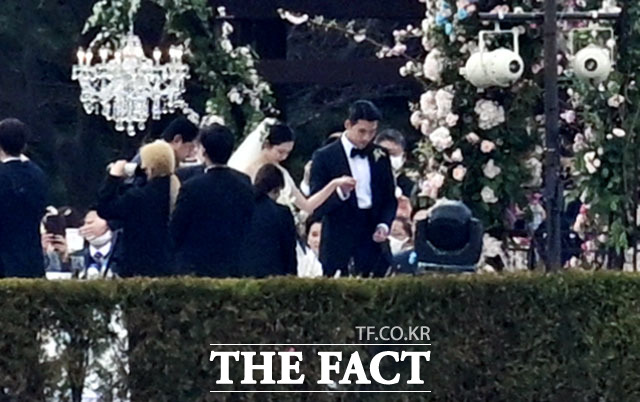 Toàn cảnh siêu đám cưới Hyun Bin và Son Ye Jin: Cô dâu bật khóc thề nguyện, Yoona và dàn sao khủng chụp ảnh kỷ niệm, Song Joong Ki và dàn siêu xe chiếm spotlight - Ảnh 20.