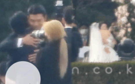 Cuối cùng đã có 4 clip nóng hổi cận cảnh siêu đám cưới Hyun Bin - Son Ye Jin: Cô dâu chú rể mùi mẫn trên lễ đường, cùng ôm chặt bố vợ mẹ chồng