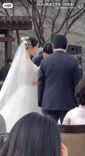 Khoảnh khắc bố dẫn Son Ye Jin tiến đến con rể Hyun Bin, bản nhạc cưới kinh điển vang lên ai nấy đều xúc động đòi cheap moment - Ảnh 3.