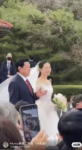 Khoảnh khắc bố dẫn Son Ye Jin tiến đến con rể Hyun Bin, bản nhạc cưới kinh điển vang lên ai nấy đều xúc động đòi cheap moment - Ảnh 2.