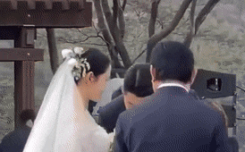 Khoảnh khắc bố dẫn Son Ye Jin tiến đến con rể Hyun Bin, bản nhạc cưới kinh điển vang lên ai nấy đều xúc động đòi "cheap moment"