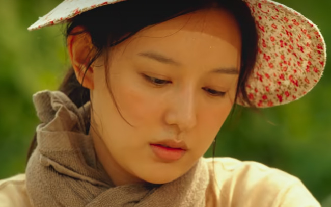 "Hôn thê hụt" của Lee Min Ho đi làm ruộng mà sao đẹp quá, visual chạm ngưỡng 30 khiến fan mê đắm