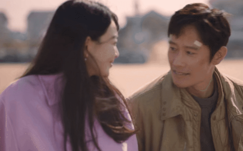 Làng nước ơi, Shin Min Ah hôn trai lạ ở phim đóng chung với Kim Woo Bin, anh nhà có ổn không thế?