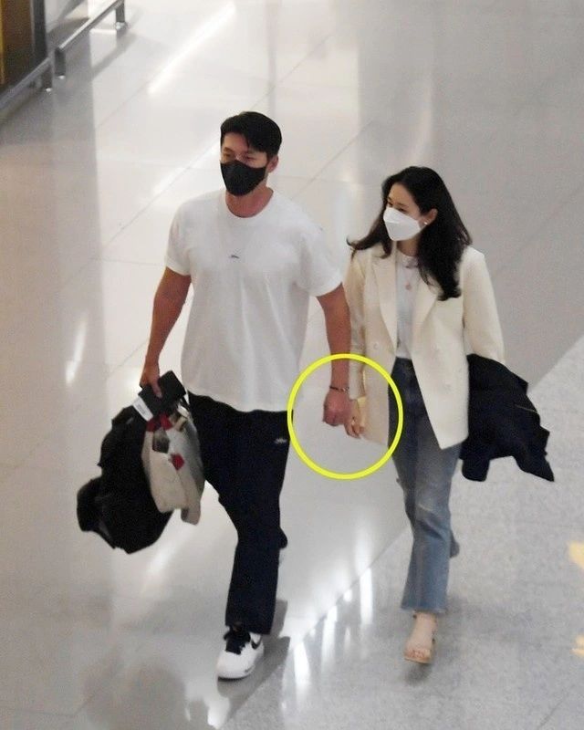 Lộ clip Hyun Bin và Son Ye Jin sóng đôi sau khi cố tình tách lẻ tại sân bay, chồng chiều vợ đến mức ngọt tràn màn hình thế này đây - Ảnh 7.