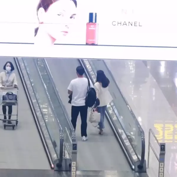 Lộ clip Hyun Bin và Son Ye Jin sóng đôi sau khi cố tình tách lẻ tại sân bay, chồng chiều vợ đến mức ngọt tràn màn hình thế này đây - Ảnh 6.