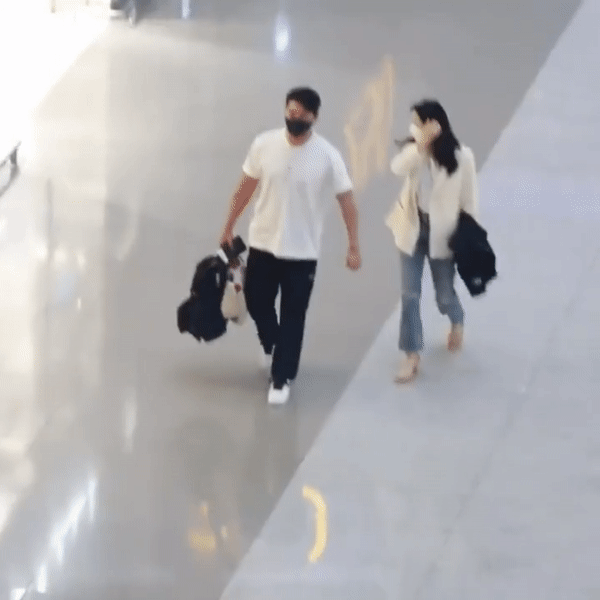 Clip Hyun Bin và Son Ye Jin náo loạn sân bay Mỹ: Nam tài tử liên tục kéo tay bảo vệ vợ trước đám đông, chị đẹp nép sát bên chồng - Ảnh 17.
