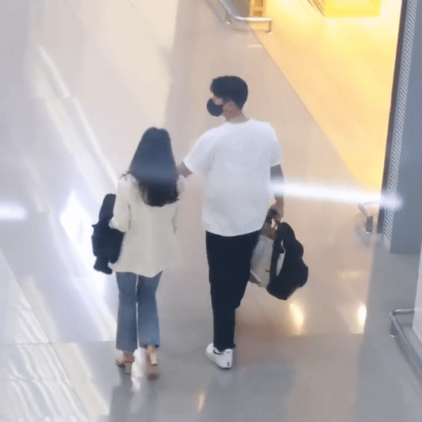 Lộ clip Hyun Bin và Son Ye Jin sóng đôi sau khi cố tình tách lẻ tại sân bay, chồng chiều vợ đến mức ngọt tràn màn hình thế này đây - Ảnh 4.