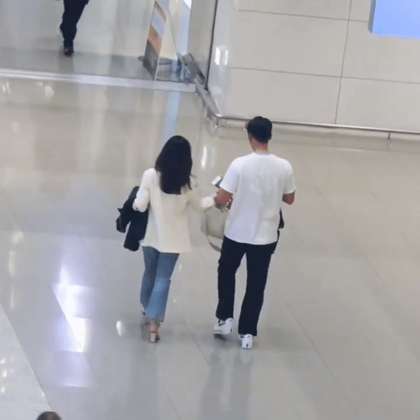 Lộ clip Hyun Bin và Son Ye Jin sóng đôi sau khi cố tình tách lẻ tại sân bay, chồng chiều vợ đến mức ngọt tràn màn hình thế này đây - Ảnh 5.