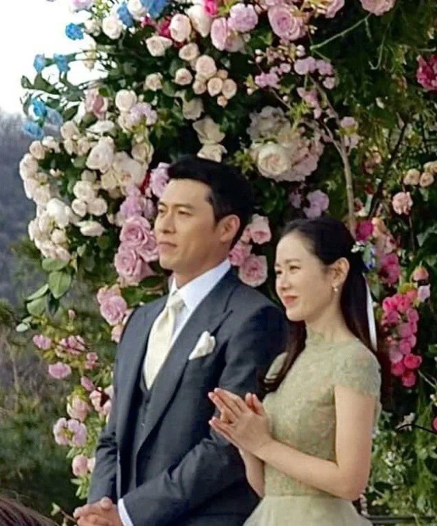 Thêm ảnh Hyun Bin và Son Ye Jin không bị dìm trong siêu đám cưới: Xứng danh là vợ chồng visual đỉnh nhất Kbiz, nhẫn cưới lần đầu lộ diện - Ảnh 2.