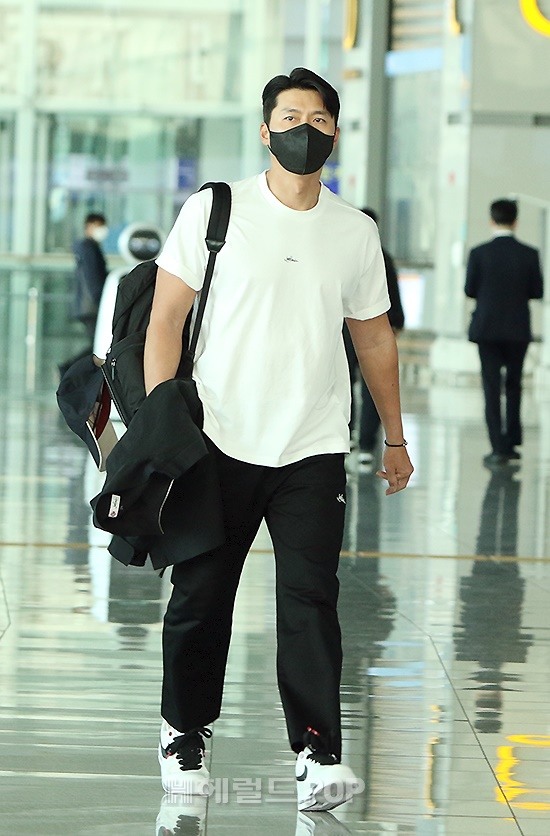 Clip đang khiến MXH phát sốt: Son Ye Jin phản ứng cưng xỉu khi phóng viên hỏi về ông xã Hyun Bin ở sân bay - Ảnh 5.