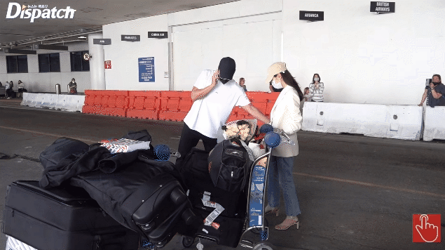 Clip Hyun Bin và Son Ye Jin náo loạn sân bay Mỹ: Nam tài tử liên tục kéo tay bảo vệ vợ trước đám đông, chị đẹp nép sát bên chồng - Ảnh 8.