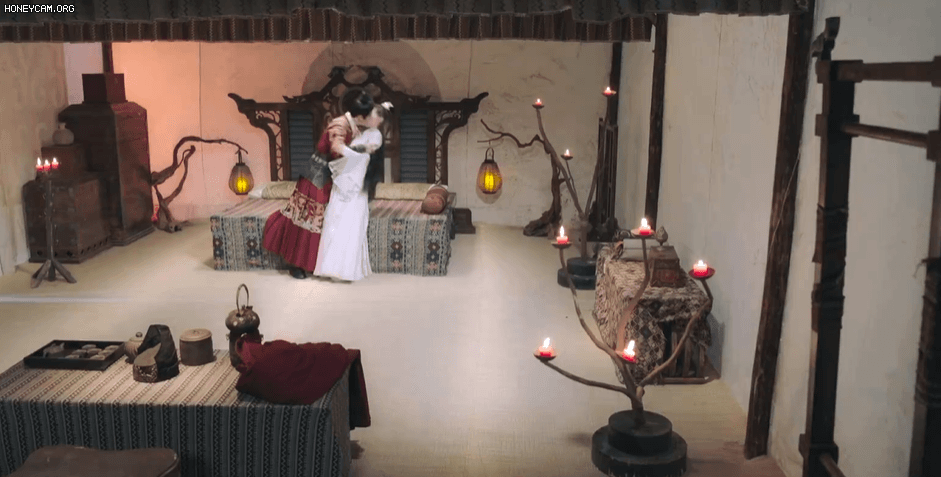 Lần đầu có cặp đôi hôn nhau mà té lộn cổ xuống nền đất thế này, khán giả sợ thót tim rồi nhũn tim vì nam chính quá tinh tế - Ảnh 1.