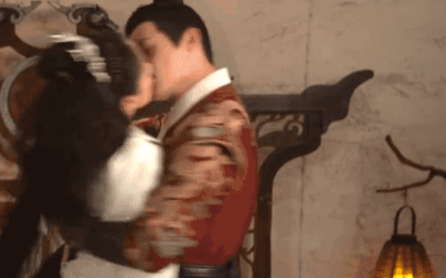 Lần đầu có cặp đôi hôn nhau mà té lộn cổ xuống nền đất thế này, khán giả sợ thót tim rồi &quot;nhũn tim&quot; vì nam chính quá tinh tế