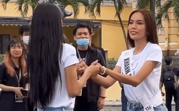Rầm rộ clip lộ Top 2 Hoa hậu Hoàn vũ Việt Nam, còn có màn nắm tay chờ đợi vương miện gay cấn: Sự thật là gì?