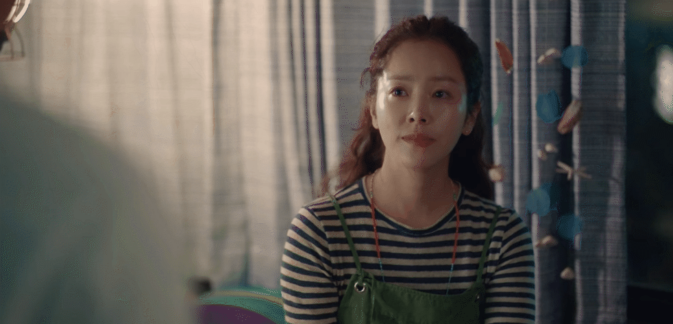 Our Blues tập 4 ngọt ngất người: Vừa cứu Han Ji Min khỏi dê già, Kim Woo Bin đã được thưởng nóng một nụ hôn? - Ảnh 9.