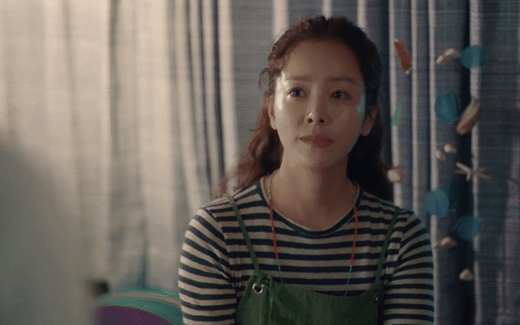 Our Blues tập 4 ngọt ngất người: Vừa cứu Han Ji Min khỏi dê già, Kim Woo Bin đã được thưởng nóng một nụ hôn?
