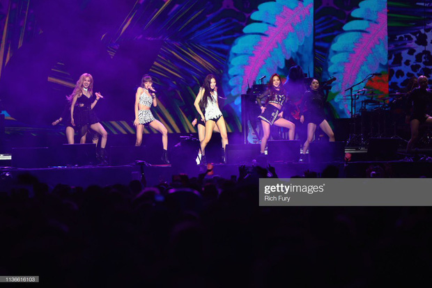 2NE1 và BLACKPINK: 2 girl group Kpop tạo ấn tượng cực mạnh tại Coachella, “gà cùng một mẹ” YG nhưng đàn chị có át vía đàn em? - Ảnh 3.