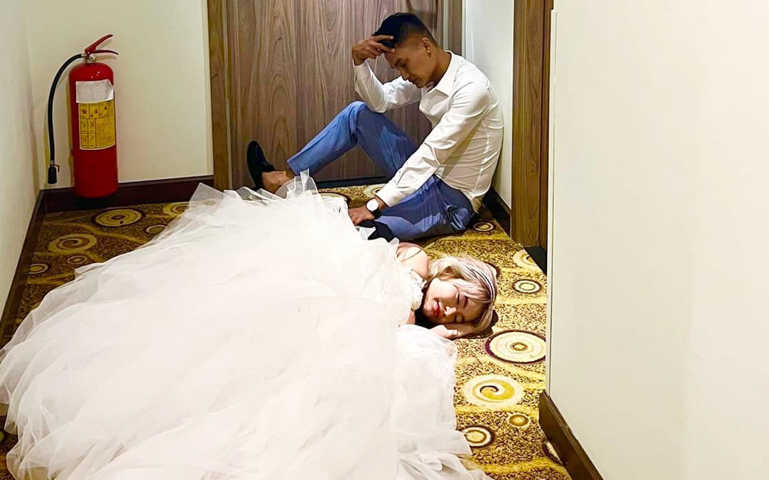 1 cặp đôi Vbiz diện váy cưới nằm vật vã ra sàn, hoá ra là chuyện vợ chồng son nào cũng trải qua!