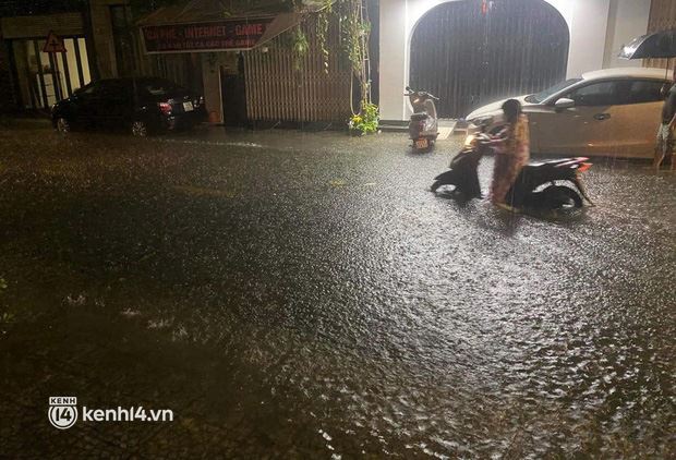 Mưa trắng trời, đường phố Đà Nẵng biến thành sông, nhiều phương tiện chết máy trong đêm - Ảnh 4.