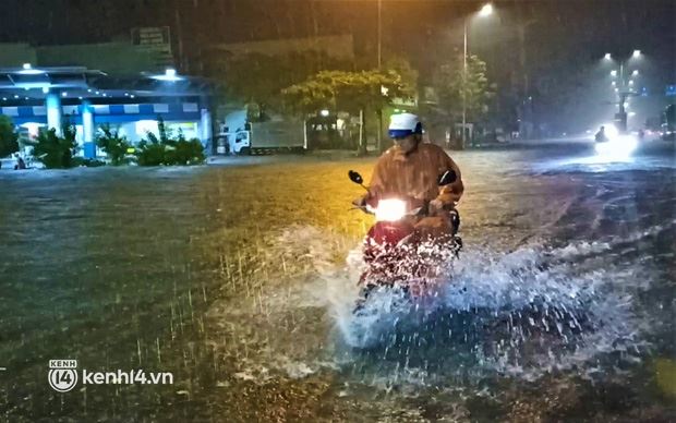 Mưa trắng trời, đường phố Đà Nẵng biến thành sông, nhiều phương tiện chết máy trong đêm - Ảnh 6.