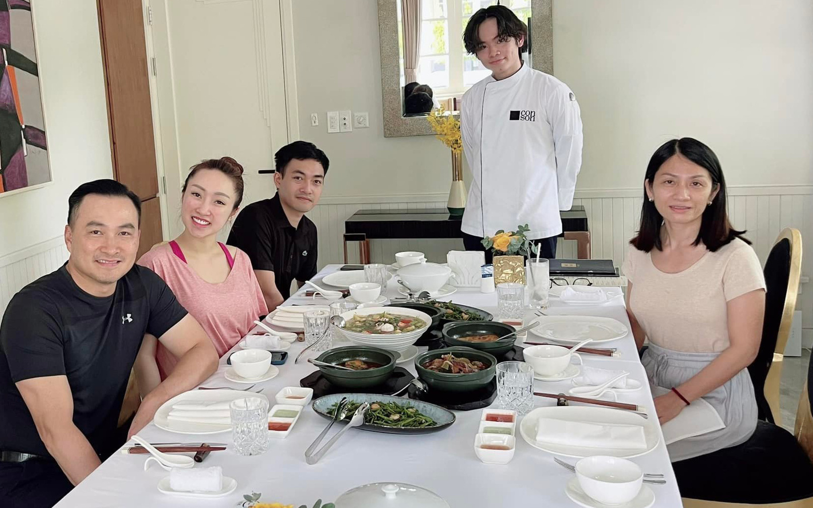 Vợ cũ và bà xã doanh nhân kém 16 tuổi của Chi Bảo ngồi cùng bàn ăn, thái độ cậu con trai cả mới bất ngờ!