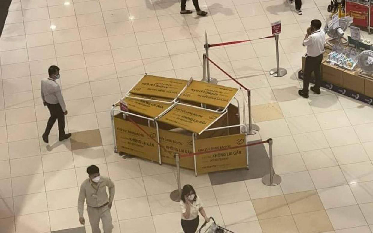 Nam bảo vệ nằm bất động sau khi rơi lầu tại siêu thị Aeon Mall Bình Dương