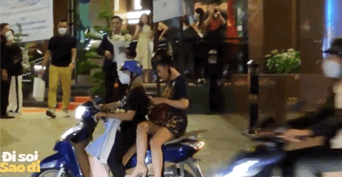 Tóm dính MC Hoàng Oanh được đèo bằng xe máy rời sự kiện hậu ly hôn chồng ngoại quốc - Ảnh 4.
