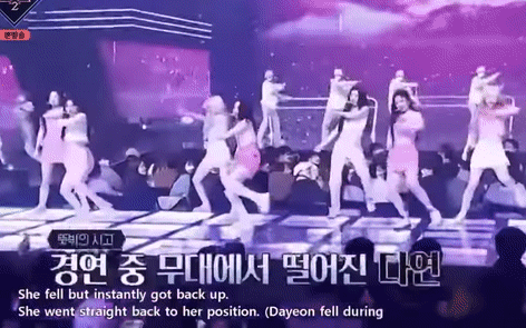 1 nữ idol Kpop bị trượt té trên sân khấu, netizen xem lại mà cảm thấy hú hồn giùm!