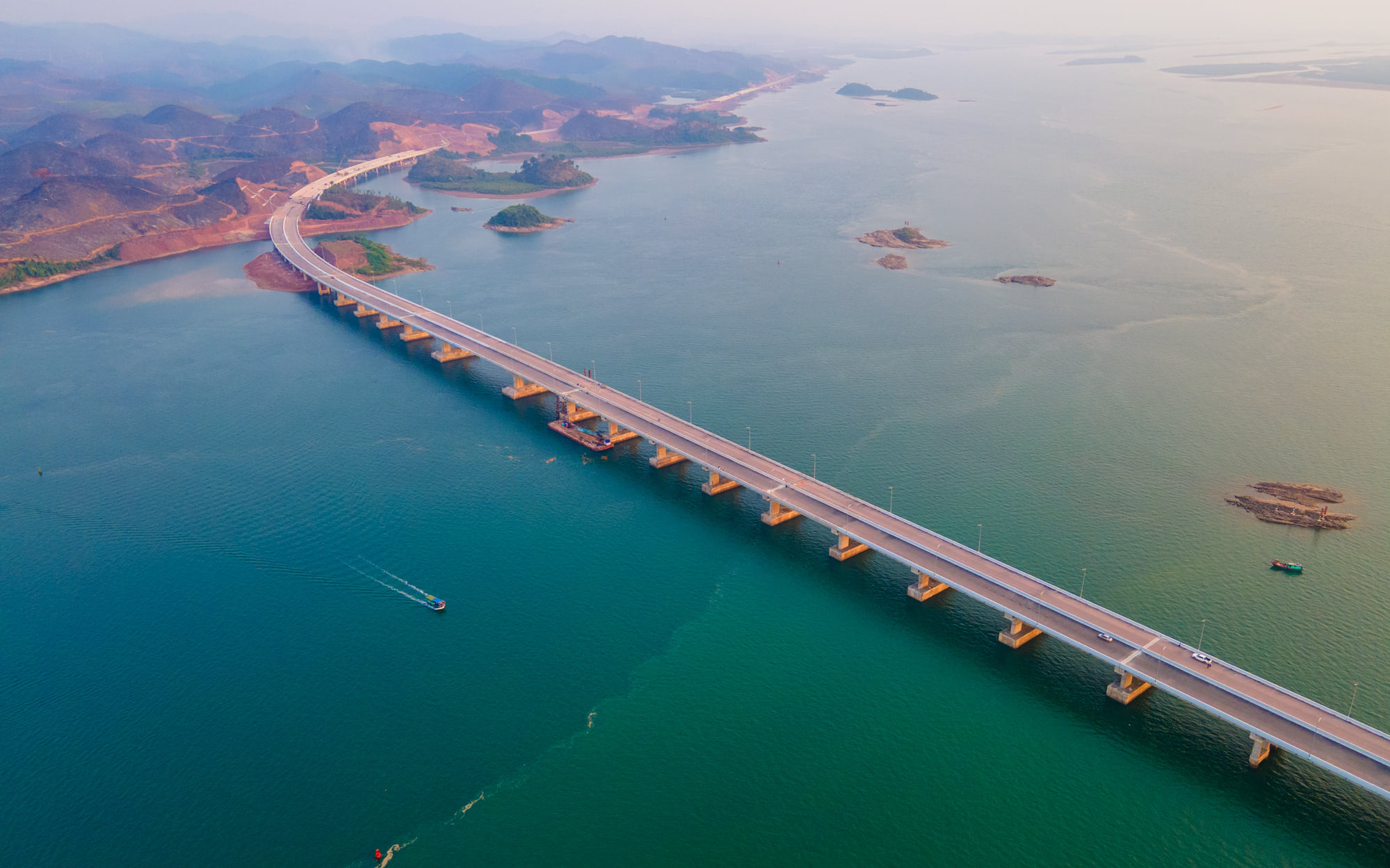 Ảnh: Cận cảnh cây cầu vượt biển dài nhất Quảng Ninh đang hối hả hoàn thiện những hạng mục cuối cùng