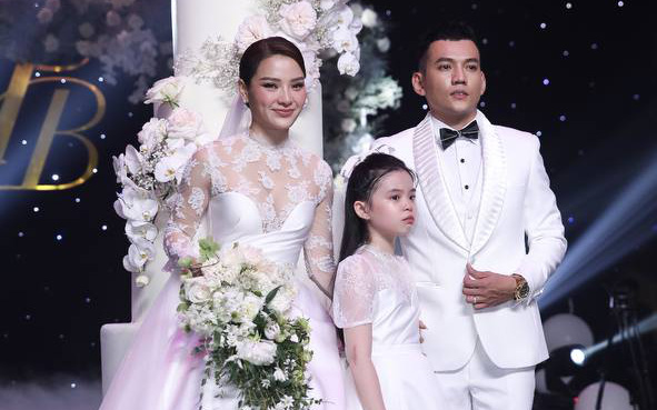 Hot: Phương Trinh Jolie lần đầu công khai con gái 9 tuổi trong đám cưới