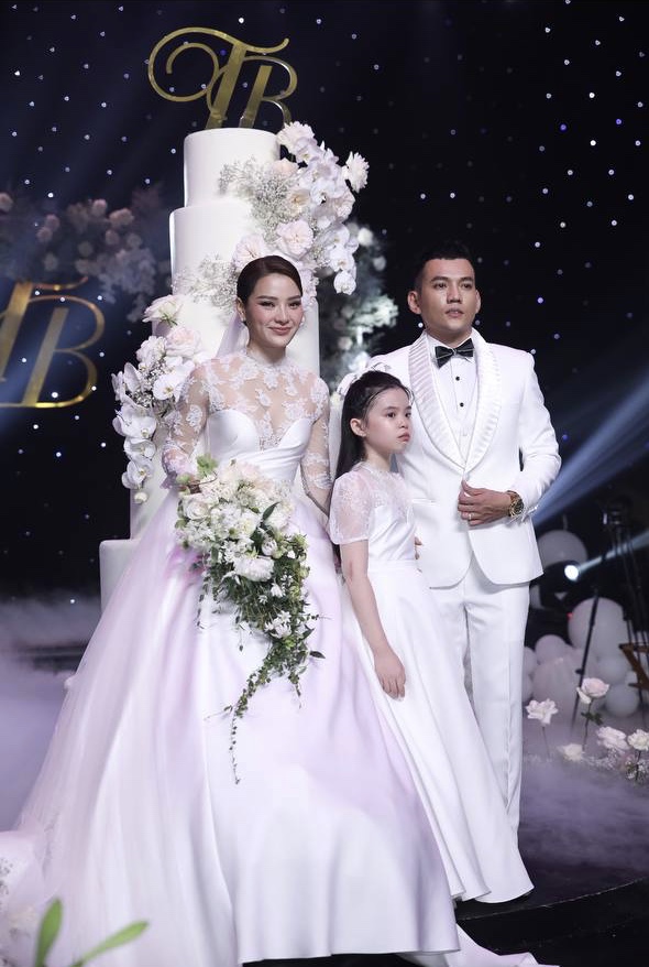 Netizen nổ ra tranh cãi trái chiều bộ váy cưới của Phương Trinh Jolie, nguyên do vì điều này? - Ảnh 10.