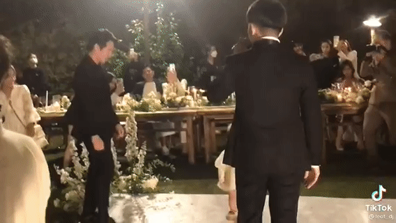 Ái nữ nhà Đông Nhi chiếm spotlight ở đám cưới, dàn camera vây quanh mới thấy độ hot của nhóc tỳ - Ảnh 2.