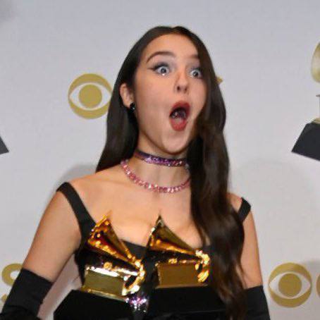 Olivia Rodrigo đã diện váy hao hao còn làm rớt kèn Grammy gãy làm đôi, không hổ danh con gái Taylor Swift! - Ảnh 2.
