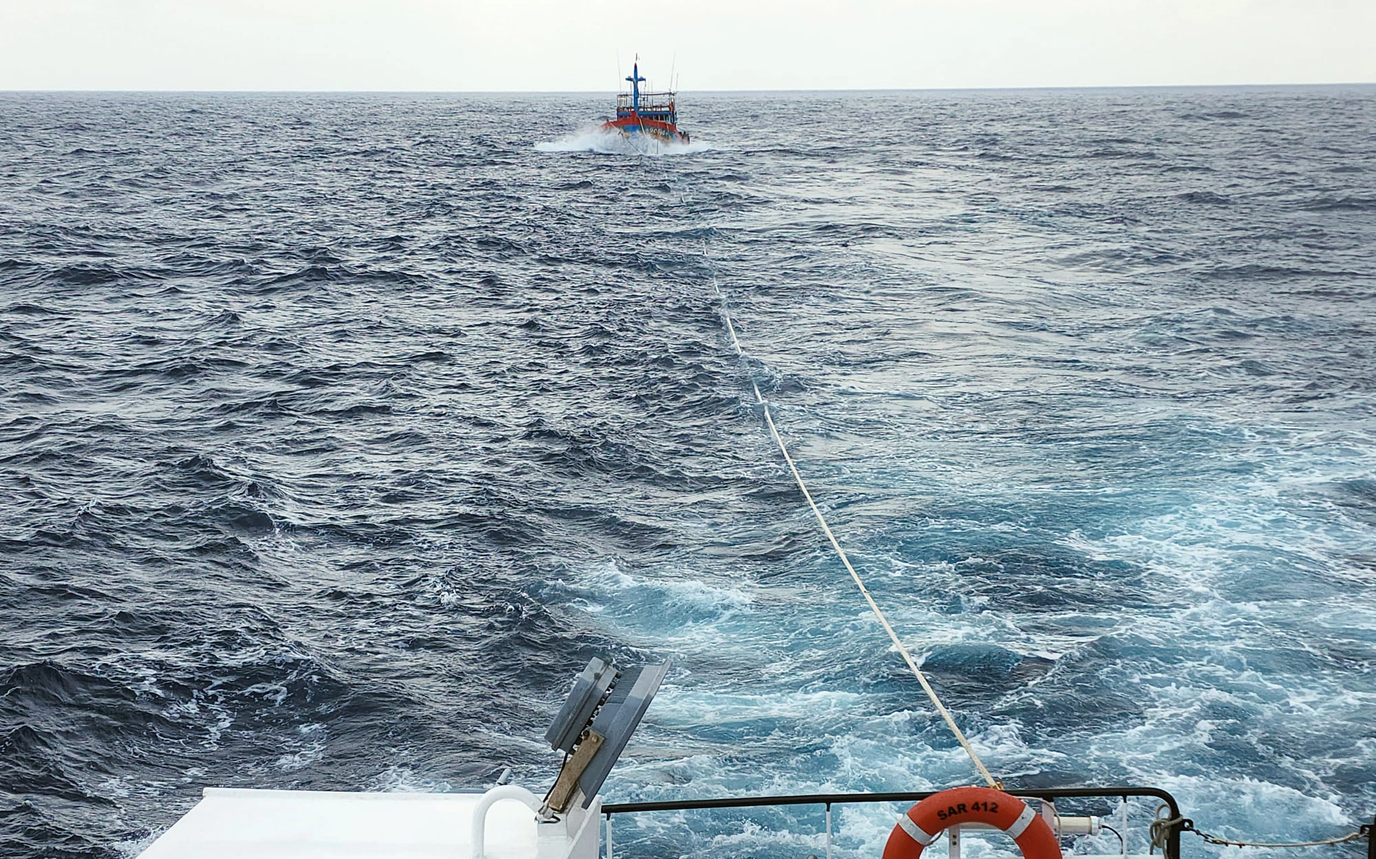 Cứu nạn thành công thuyền viên chiếc tàu có nguy cơ chìm trên vùng biển quần đảo Hoàng Sa