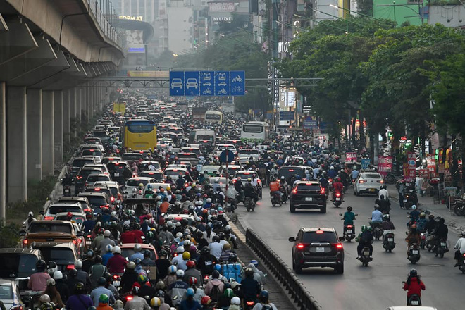 Đường phố Hà Nội đông nghẹt trong ngày làm việc cuối cùng trước kỳ nghỉ lễ, trái ngược hoàn toàn với cảnh tượng ở bến xe 2 miền - Ảnh 14.