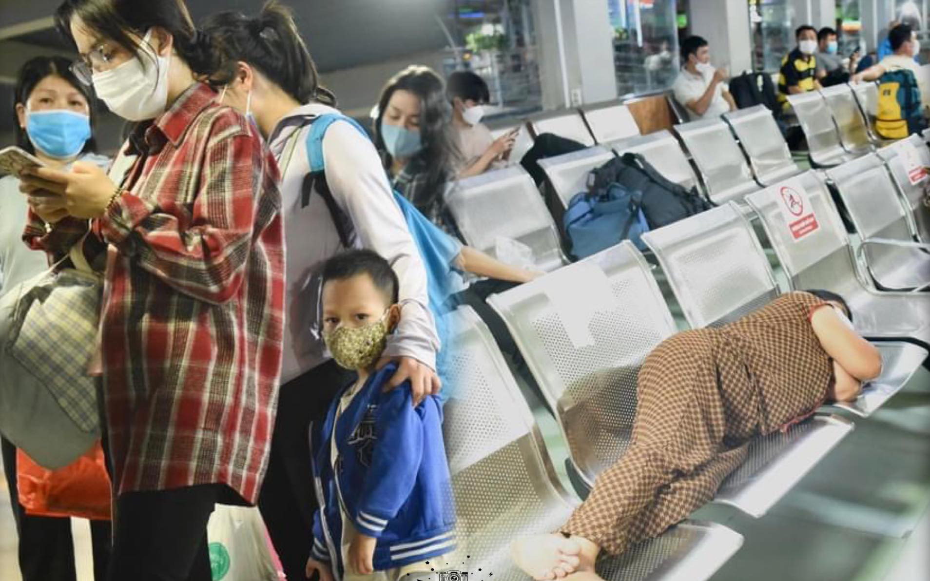 Hà Nội: Đông nghẹt người dân xếp hàng chờ mua vé, đứng vạ vật bên đường chờ đợi bắt xe về quê nghỉ lễ Giỗ Tổ Hùng Vương
