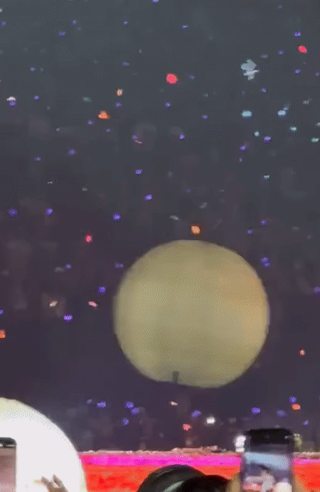 BTS tổ chức concert ở Mỹ: Jungkook chiều fan khoe múi đến 2 lần, V bị phũ vẫn đáng yêu quá mức! - Ảnh 2.