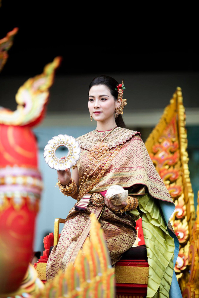 Nữ thần Songkran lộ diện: Baifern (Chiếc Lá Bay) đẹp kinh diễm trong trang phục 1,3 tỷ, visual thăng hạng ngoạn mục giữa Icon Siam - Ảnh 13.