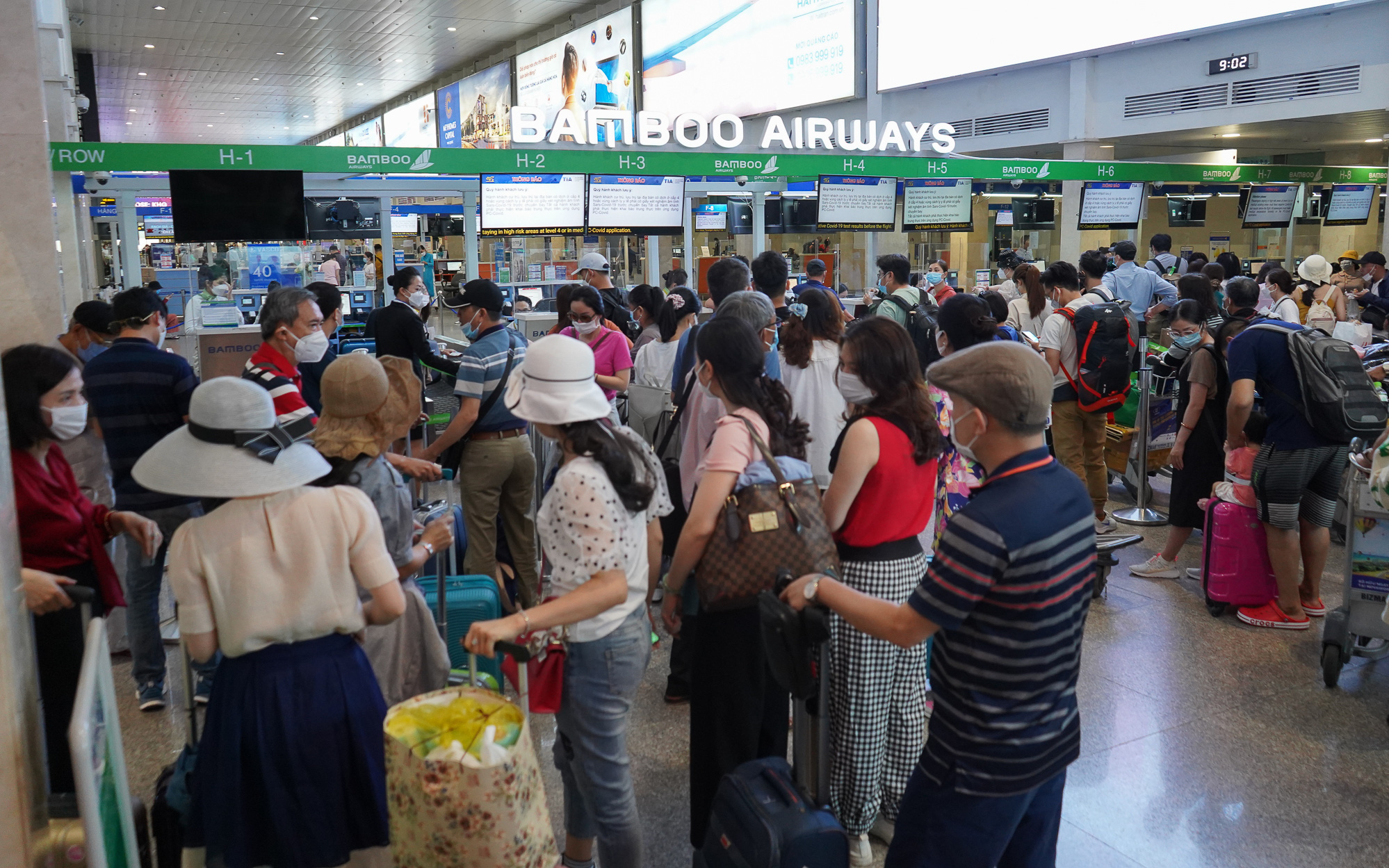 Sân bay Tân Sơn Nhất nhộn nhịp khách đi du lịch ngày đầu nghỉ Lễ giỗ Tổ Hùng Vương
