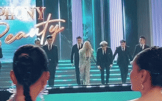 Fan quay khoảnh khắc đẹp của Mỹ Tâm trên sân khấu nhưng 1 Hoa hậu lại bất ngờ chiếm spotlight!