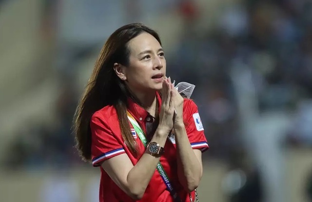 Trưởng đoàn xinh đẹp của bóng đá Thái Lan: Nữ thừa kế sáng giá của đế chế 98 tỷ USD, từng tặng đồng hồ Rolex để khích lệ tinh thần cầu thủ - Ảnh 2.