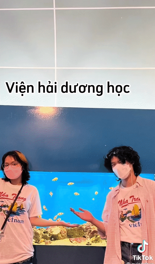Cặp đôi GenZ làm video gợi ý du lịch Nha Trang, nhưng hai chiếc áo huyền thoại mới làm cư dân mạng thích thú rần rần - Ảnh 4.
