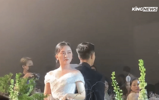 Loạt clip để đời trong đám cưới Hà Đức Chinh: Cô dâu chú rể đồng lòng vượt thử thách vui, Quang Hải giới thiệu bạn gái với Văn Toàn
