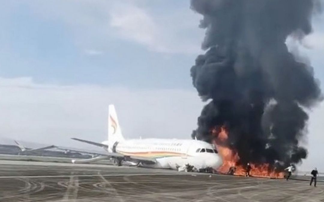Clip: Máy bay Trung Quốc gặp sự cố, lao khỏi đường băng rồi bốc cháy dữ dội khiến nhiều hành khách bị thương