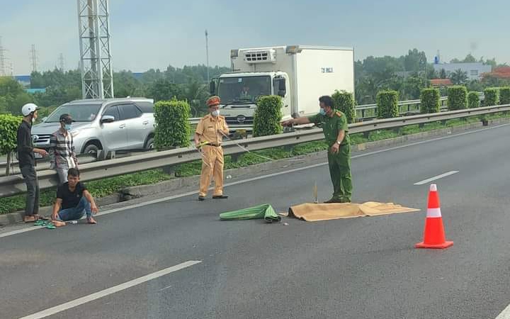 Đi bộ qua đường cao tốc TP.HCM - Trung Lương, một phụ nữ bị ô tô tông tử vong tại chỗ