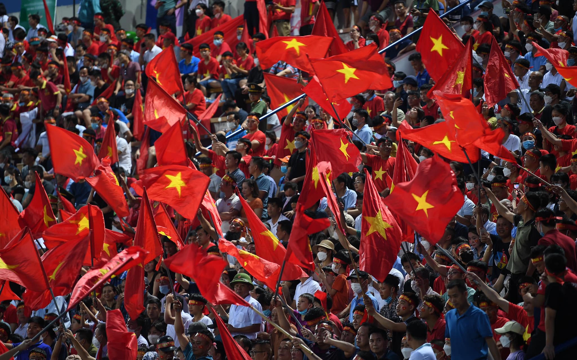 U23 Việt Nam - U23 Myanmar: CĐV Hải Phòng vượt hàng trăm cây số để cổ vũ cho thầy trò Park Hang-seo, phố đi bộ Nguyễn Huệ vẫn &quot;rực lửa&quot; sau mưa lớn