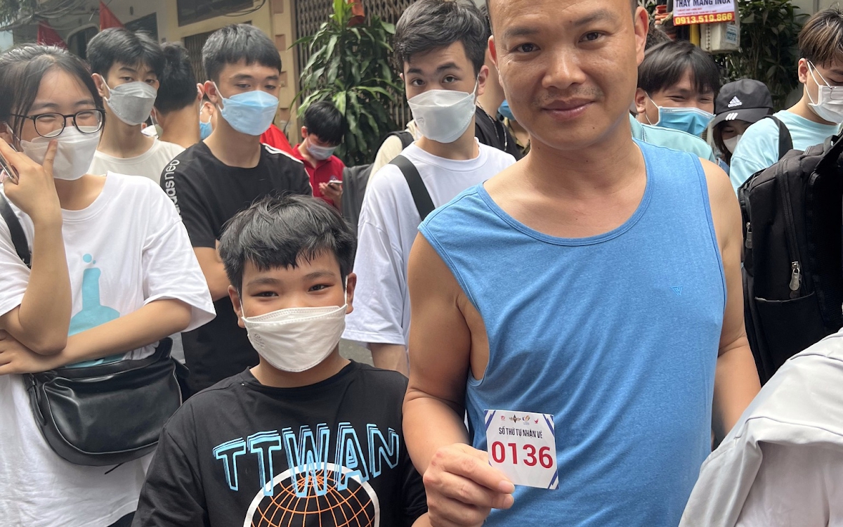 Tìm ra người chú của năm khiến fan Liên Quân Mobile &quot;chỉ biết ước&quot;, cùng cháu trai &quot;săn vé&quot; SEA Games từ 6h sáng!